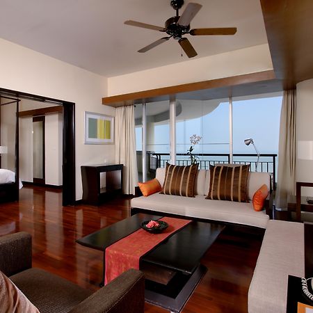 Hilton Hua Hin Resort & Spa Quarto foto A suite at the Royal Thai Suite