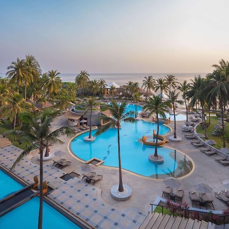 Hilton Hua Hin Resort & Spa Exterior foto The pool at the resort