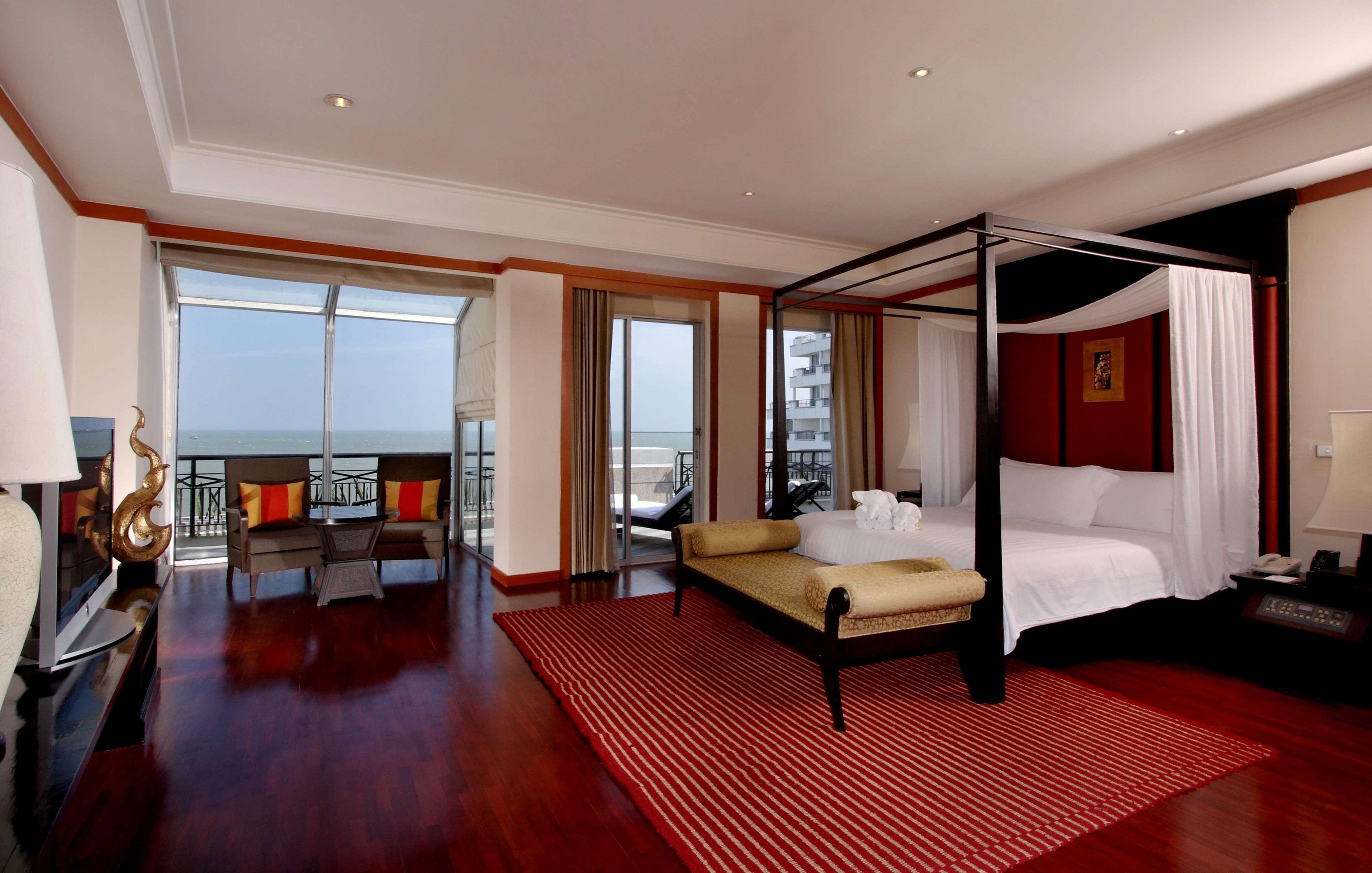 Hilton Hua Hin Resort & Spa Exterior foto A bedroom at the hotel