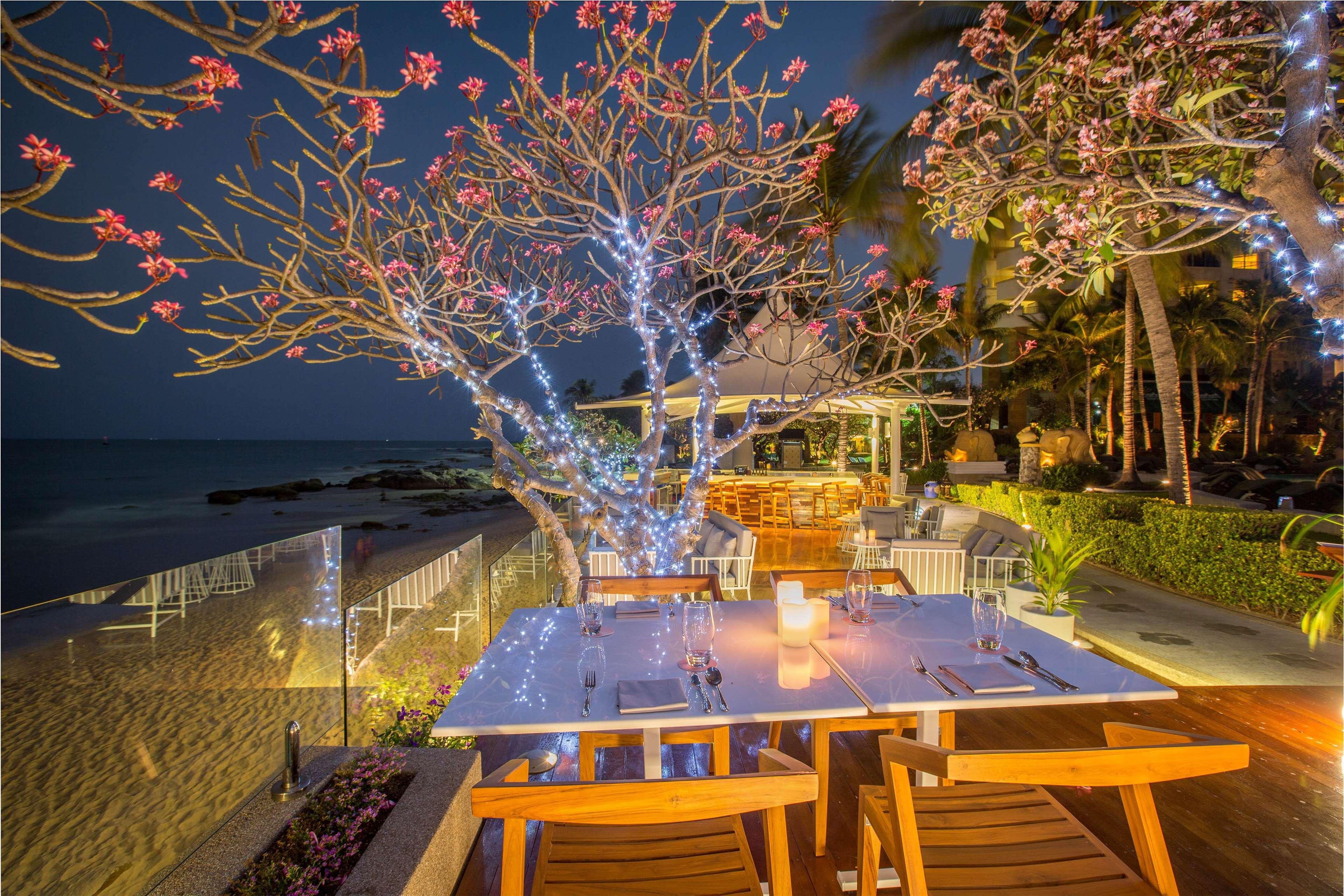 Hilton Hua Hin Resort & Spa Exterior foto The Deck