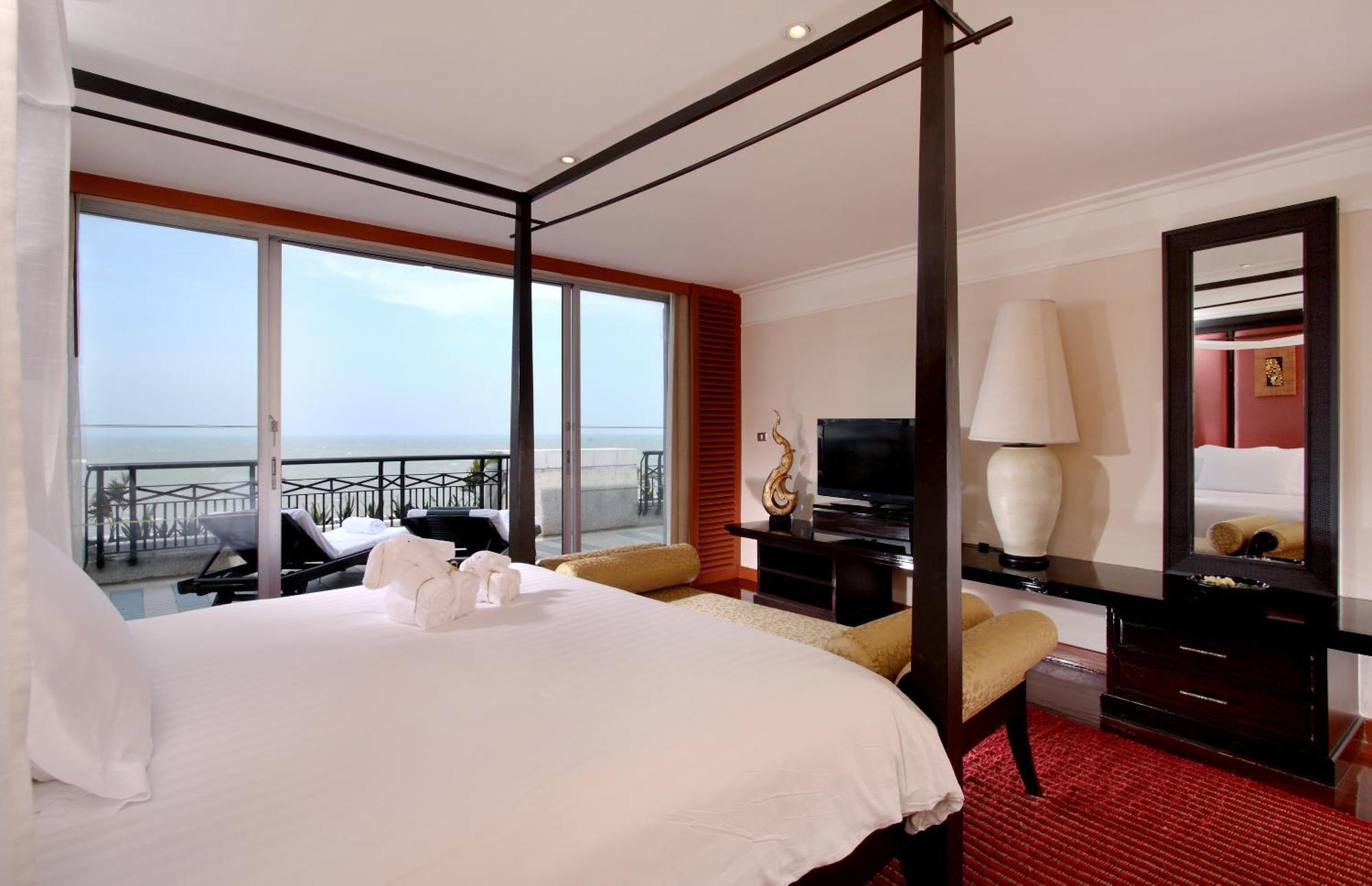 Hilton Hua Hin Resort & Spa Exterior foto A bedroom at the Hilton Colombo