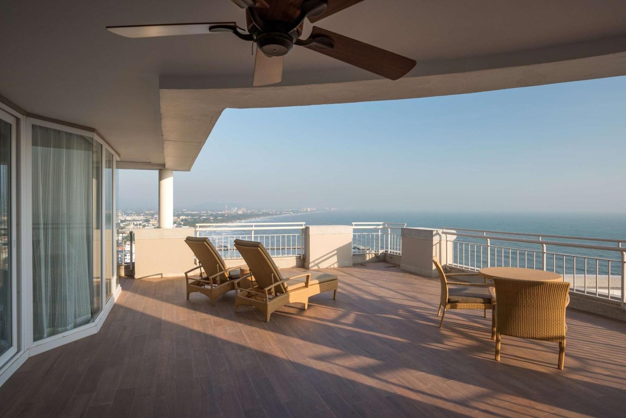 Hilton Hua Hin Resort & Spa Exterior foto A balcony