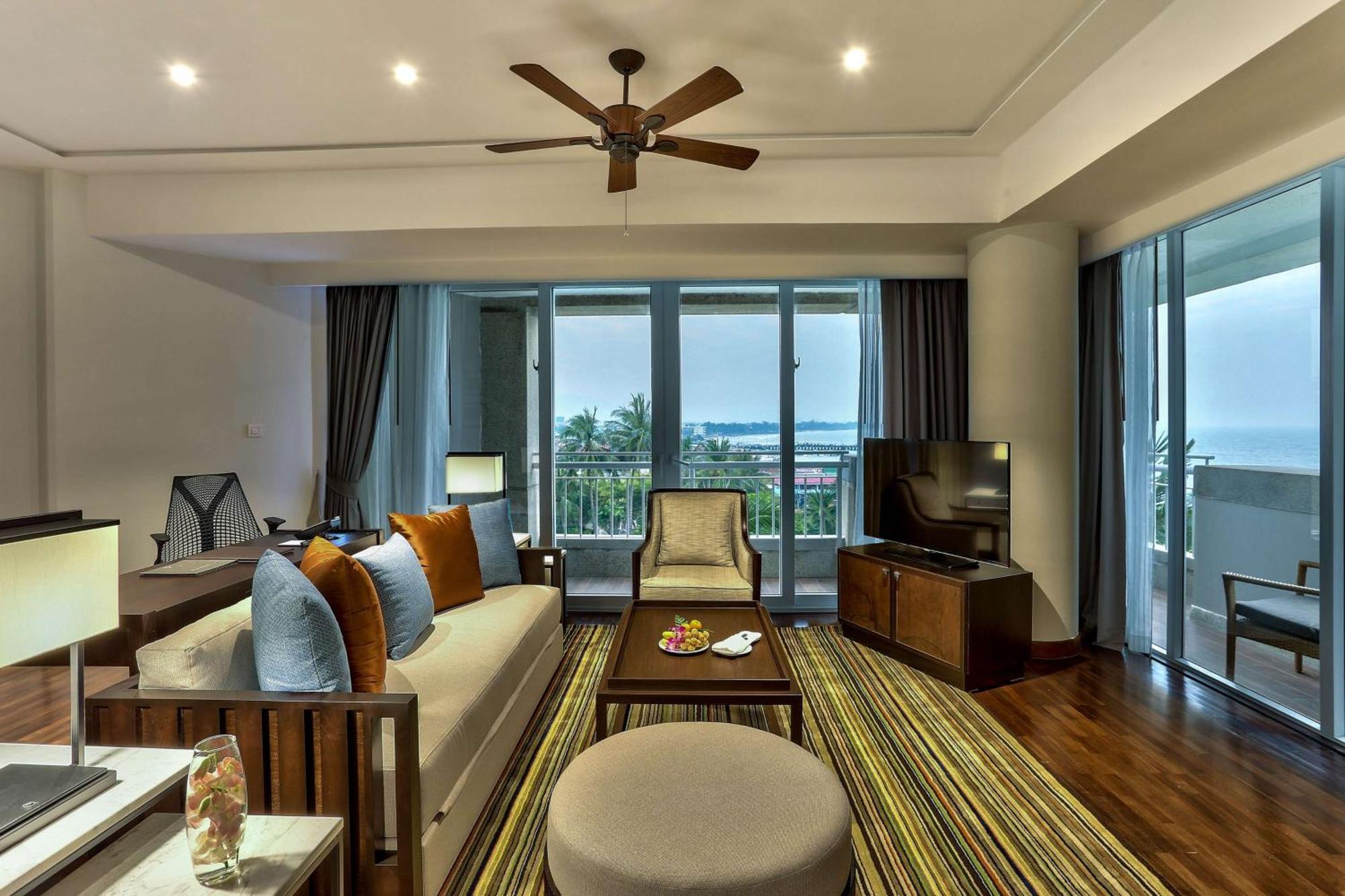 Hilton Hua Hin Resort & Spa Exterior foto Living room of a suite