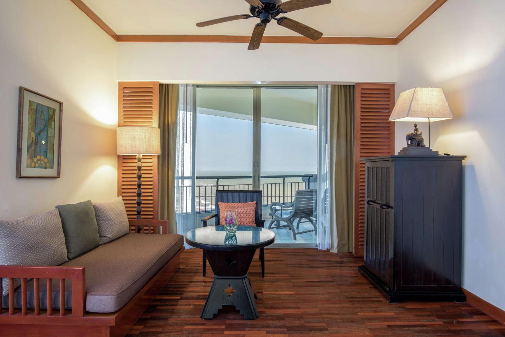 Hilton Hua Hin Resort & Spa Exterior foto A living room at the Royal Suite