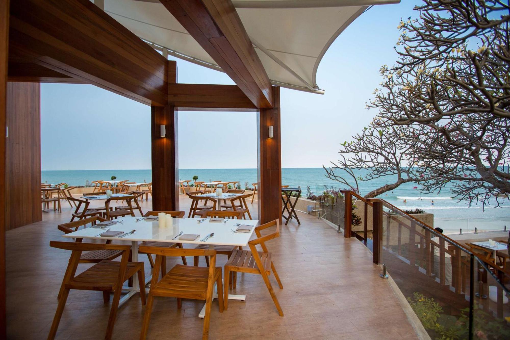 Hilton Hua Hin Resort & Spa Exterior foto The Deck